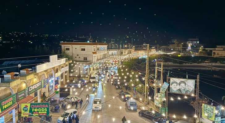 بلدية شقرا ودوبيه تُزيّن الطرقات والأحياء احتفالاً بشهر رمضان المبارك