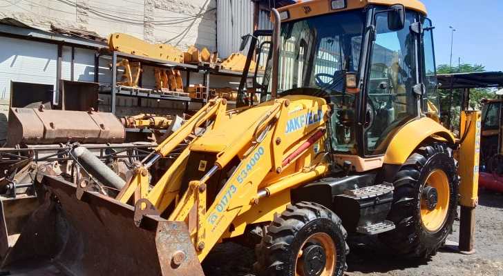 بلدية عرمتى تتسلّم آلية JCB لدعم أعمالها وخدماتها