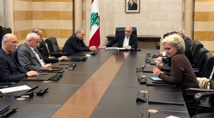 رئيس الحكومة يبحث مع المحافظين والوزراء ملف النزوح والتنسيق مع البلديات لتأمين مراكز الإيواء