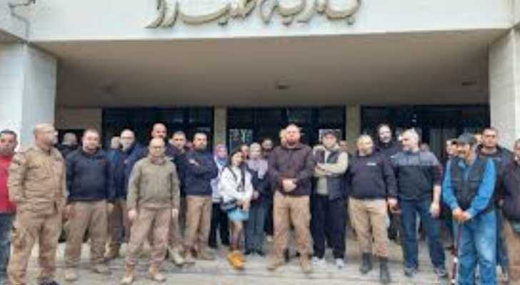 وقفة احتجاجية لموظفي بلدية صيدا داخل المبنى البلدة