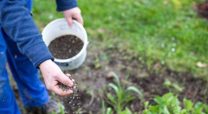 بلدية مليخ واتحاد جبل الريحان يوزّعان أسمدة زراعية دعمًا للمزارعين