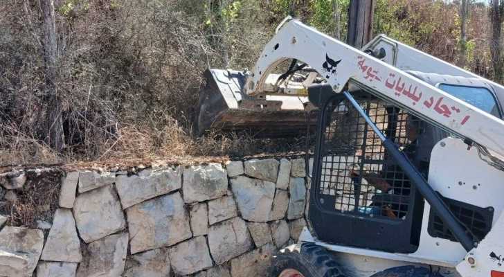 اتحاد بلديات الجومة ينفّذ أعمال تنظيف وتأهيل لمدخل المنطقة استعدادًا للشتاء