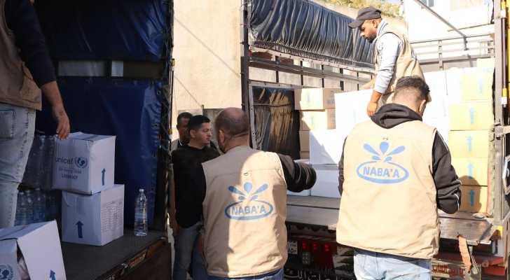 بلدية السلطانية توزع مواد تنظيف ومستلزمات خاصة بالأطفال على النازحين من القرى الحدودية