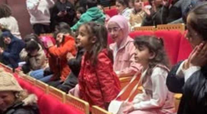 بلديّة دده تنظّم رحلة لأطفالها إلى مسرحية في برسا بمناسبة عيد الطفل
