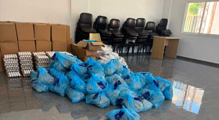بلدية حناويه توزع 100 حصة غذائية على العائلات النازحة بالتعاون مع جمعية