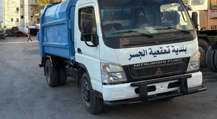 بدعم من مجلس الجنوب وأصحاب الأيادي البيضاء.. بلدية قاقعية الجسر تستلم آلية لجمع النفايات