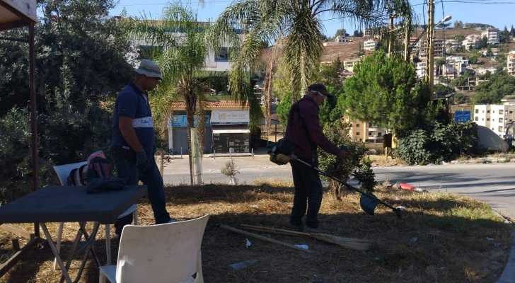 بلدية النبطية تواصل تقليم الأشجار وتنظيف الطرقات للحد من مخاطر الحرائق