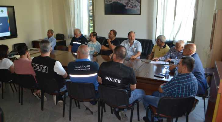 بلدية طرابلس تنظم طاولة حوار للشرطة والموظفين حول الاستجابة الفورية أثناء الأزمات والكوارث