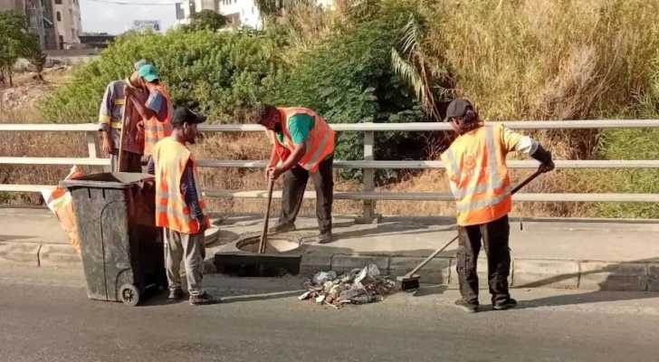 بلدية صيدا تواصل للأسبوع الثالث تنظيف شبكات تصريف مياه الأمطار استعدادًا للشتاء