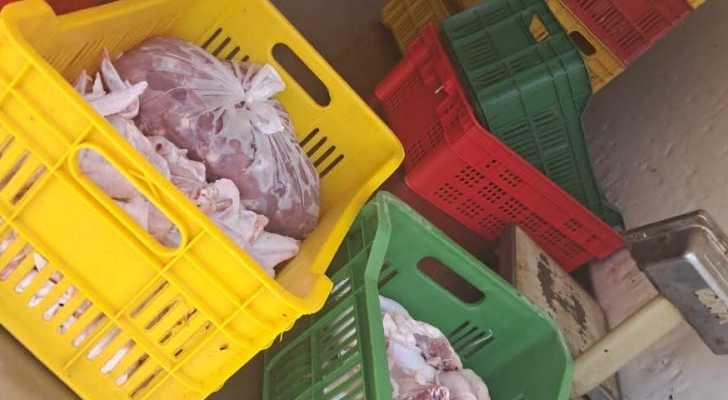 بلدية الغبيري تضبط شحنة دجاج فاسدة وتتلفها لمخالفتها شروط السلامة الصحية