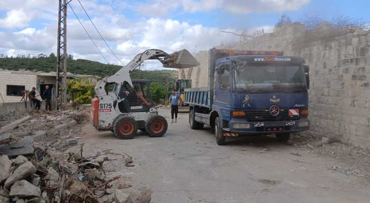 لجنة الزراعة في بلدية حانين تقوم  بتشحيل الأشجار على جانبي الخط العام للبلدة