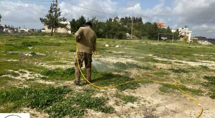 بلدية ديركيفا تُنفّذ أعمال رشّ وتنظيف لجوانب الطرقات