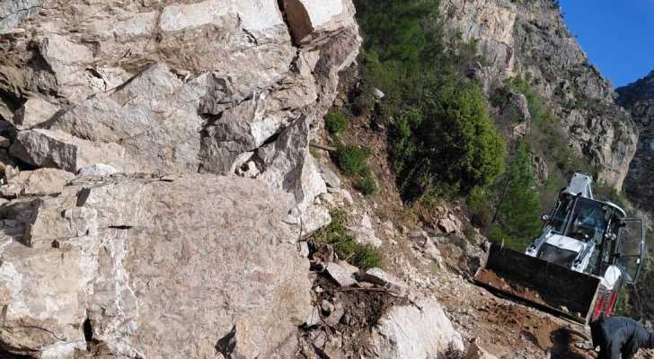 رئيس اتحاد بلديات جرد القيطع يتدخل لإصلاح طريق وادي حقل الخربة بعد الانهيار
