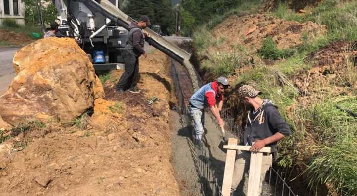 بالصور: بلدية لاسا تباشر بمشروع قنوات الري على الطريق العام بطول 2450 متراً