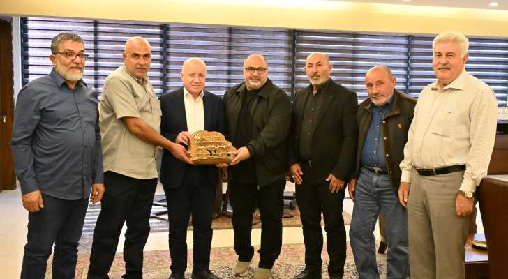 وفد من بلدية رشاف يزور رئيس مجلس الجنوب ويُقدّم له درعًا تكريميًا