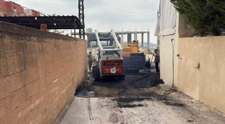 بلدية طورا تنجز تعبيد طرقات متضرّرة من الاعتداءات الإسرائيلية