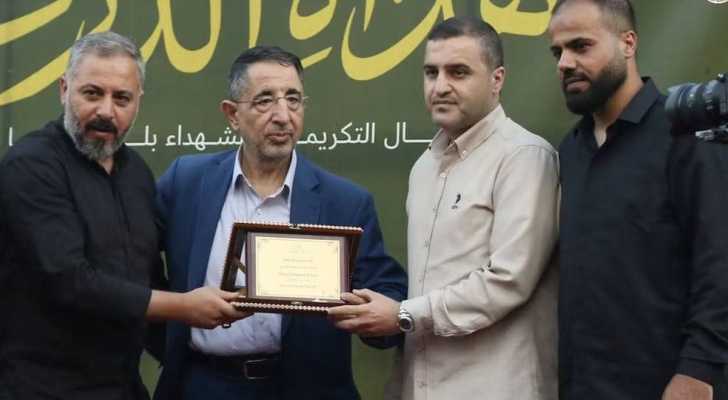 تكريم رئيس بلدية تفاحتا خلال احتفال تأبيني لشهداء البلدة