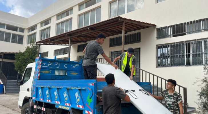 بلدية زبقين وبالتعاون مع العمل البلدي تركبان منظومة طاقة شمسية للمدرسة الرسمية