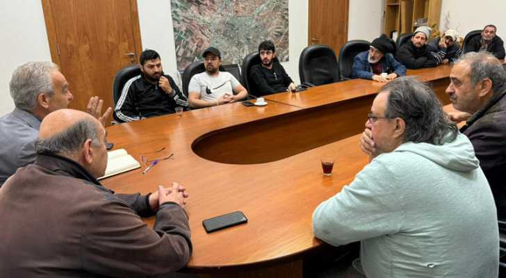 رئيس بلدية بعلبك يناقش مع وفد من أصحاب البسطات في السوق الرسوم الواجب استيفاؤها
