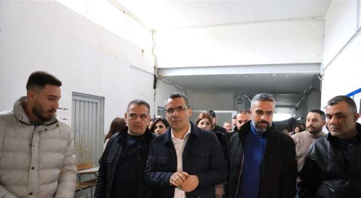 وزير الزراعة يتفقّد مركز إيواء في الشويفات: 1700 نازح في المدارس وأكثر من 7000 عائلة مستضافة