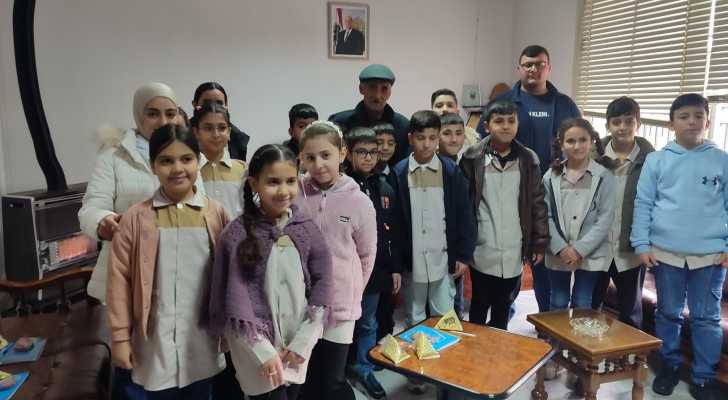 رئيس بلدية جب جنين يستقبل طلاباً ويناقش معهم سبل تحسين الإدارة البيئية