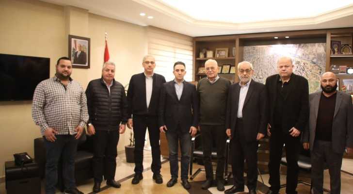 وفود سياسية تزور بلدية برج حمود تضامنًا بعد الاعتداء الإسرائيلي على مبنى في النبعة