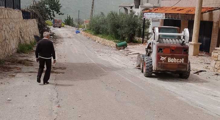 بلدية صير الغربية تعيد فتح طرقات البلدة