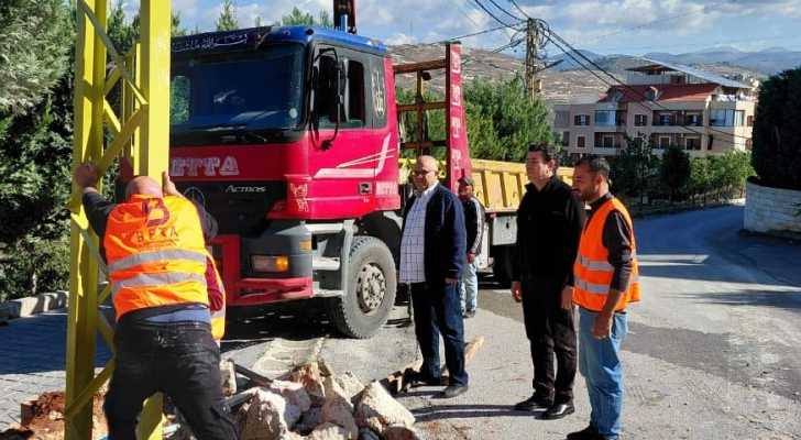 بلدية بقسطا تواكب لجنة متابعة تنفيذ خط الخدمات الكهربائي في المنطقة