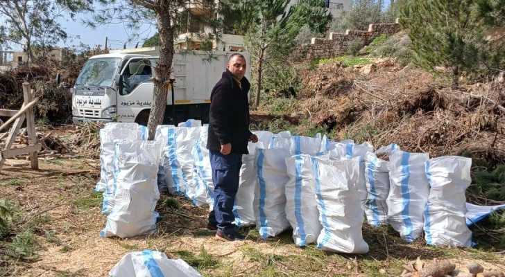 للمرة الثامنة… بلدية مزبود توزّع 52 كيس حطب على العائلات المتعففة في البلدة