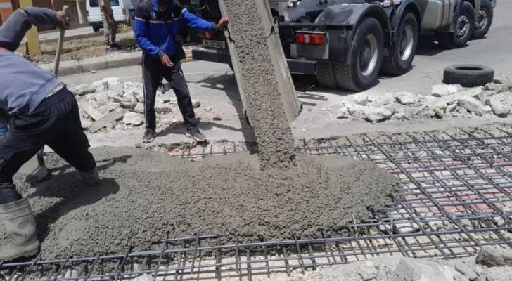 بالصور: بلدية الكفور تستجيب طلب محافظ النبطيّة وتعيد صيانة قناة تصريف مياه الامطار على طريق تول - الدوير