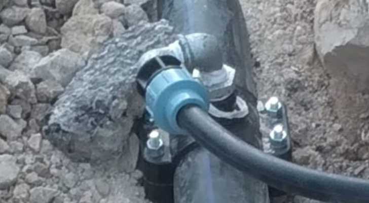 بلدية صير الغربية تمدّد خط مياه في حيّ العين