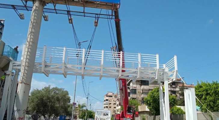 اتحاد بلديات الضاحية الجنوبية وبلدية حارة حريك تستكملان تركيب جسر أمام مدخل المهنية العاملية