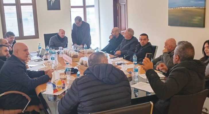 المجلس البلدي في قرطبا يعقد اجتماعًا لمتابعة القضايا الإنمائية والاستعداد للفصلين المقبلين