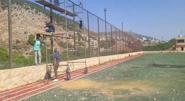 بلدية عين التينة ترمّم سياج الملعب البلدي المتضرّر جراء العدوان الإسرائيلي على نفقتها الخاصة