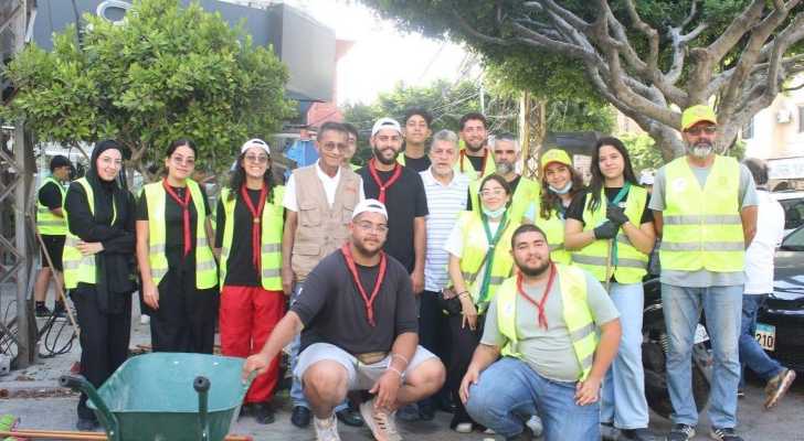 بلديتا صور وصيدا تواكبان حملة تطوعية لإزالة آثار العدوان في أحياء صور