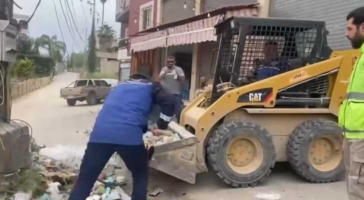 بلدية جبشيت تواصل رفع الركام وفتح الطرقات بالتعاون مع الفرق التطوعية