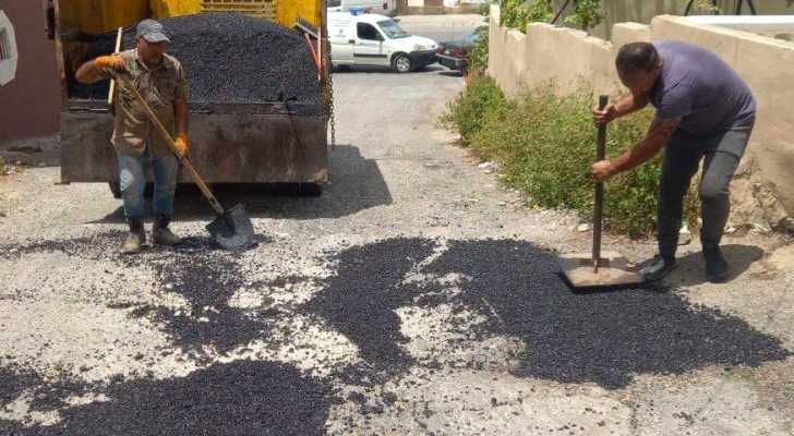 بلدية العباسية تواصل أعمال صيانة الطرق وتزفيت الحفر في أحياء البلدة