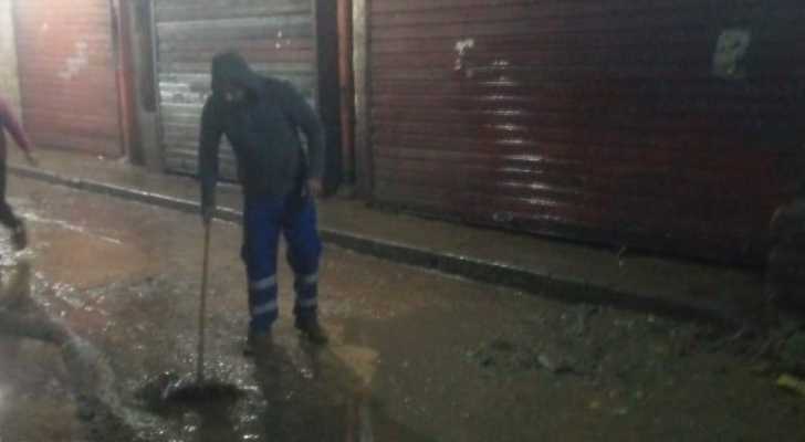 بلدية طرابلس تُنفّذ حملة نظافة ليلية في سوق عبد الحميد – باب التبانة