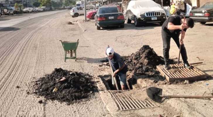 بلدية طرابلس تنظف مجاري تصريف مياه الأمطار استعدادًا للشتاء