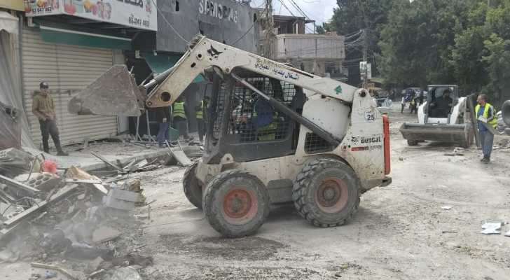 بلدية الغبيري تفتح الطرق وتزيل الركام في بئر حسن بعد العدوان الإسرائيلي