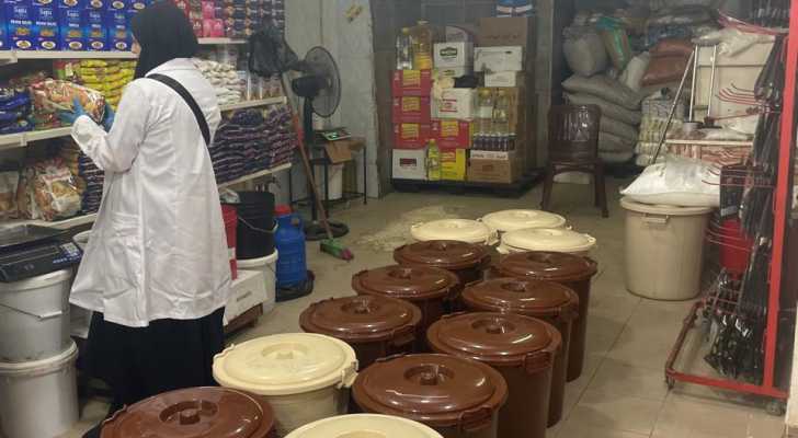 المفرزة الصحية في بلدية حارة حريك وبالتعاون مع مراقبي اتحاد بلديات الضاحية الجنوبية يواصلان الكشف على المنشآت الغذائية