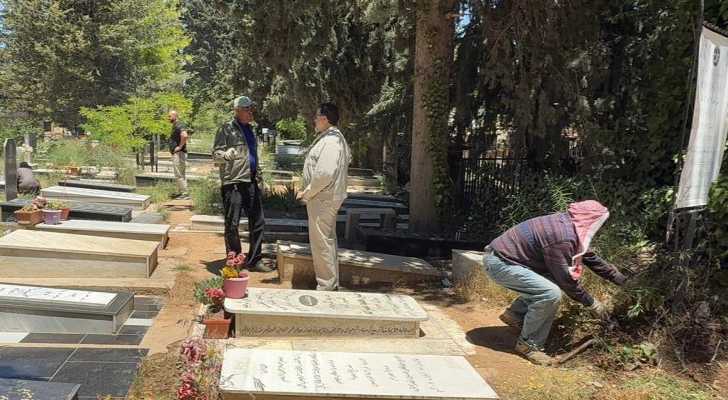 بلدية بعلبك تواصل تنظيف المقابر بالتعاون مع متطوعين من المدينة