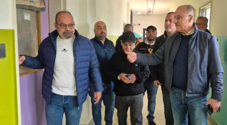 النائب بلال عبدالله يتفقد مراكز إيواء النازحين في الوردانية والرميلة وجون