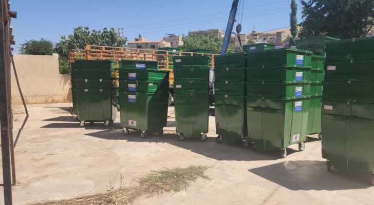 بلدية يونين تستلم حاويات جمع النفايات الحديدية .. رئيس بلديتها: الدفعة الثانية من المشروع الشاحنة