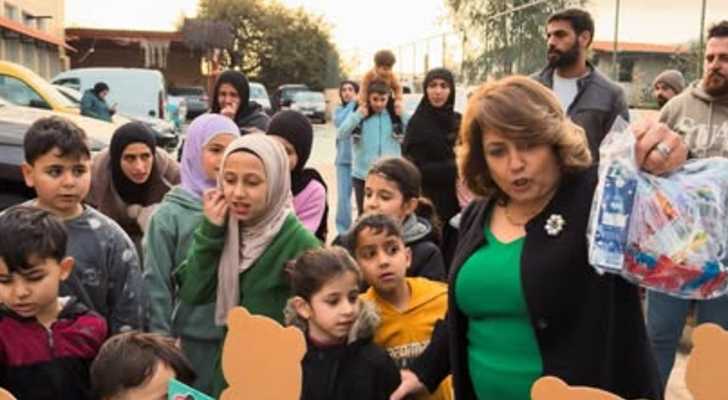 بلديّة بشتفين توزّع هدايا على الأطفال النازحين وتخفّف من أعباء العيد