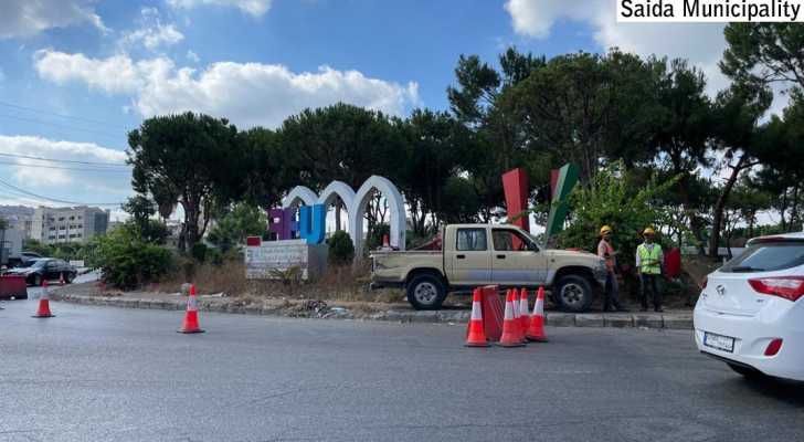 بلدية صيدا تبدأ حملة صيانة الحفر الكبيرة والأرصفة في طرقات المدينة والجوار