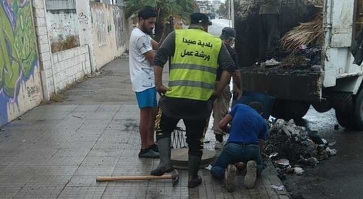 فرق طوارىء بلدية صيدا تسارع لإزالة النفايات من أقنية المجاري