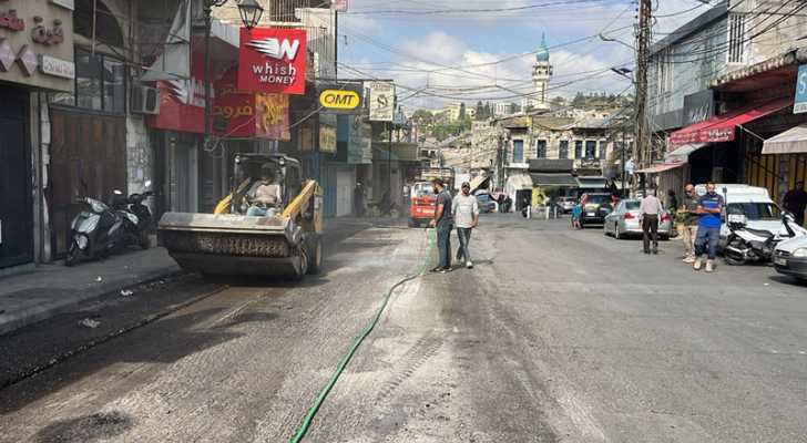 بلدية النبطية تواصل أعمال صيانة الزفت في عدد من شوارع المدينة