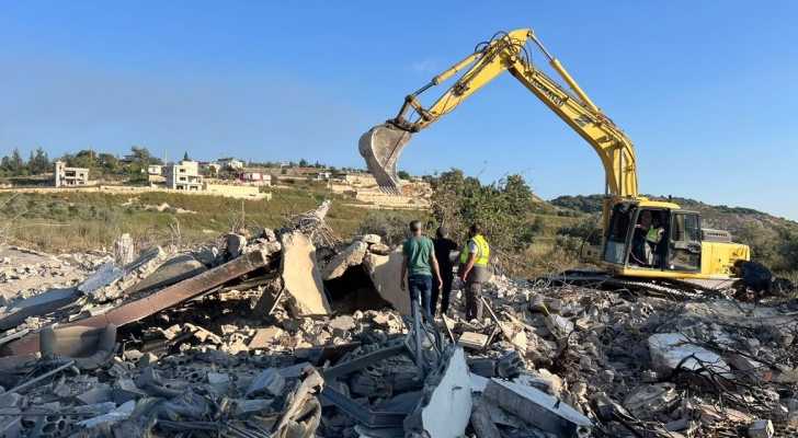 بلدية زبقين تباشر إزالة آثار العدوان وفتح الطرقات في البلدة