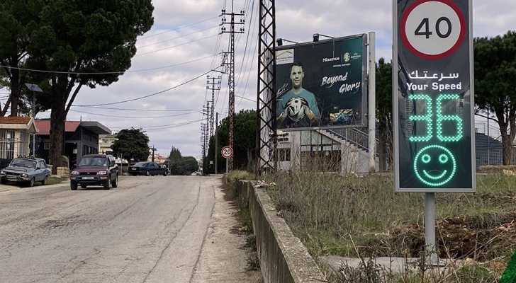 بلدية عندقت بقضاء عكار تنجز تركيب لوحات ضوئية إرشادية لقياس سرعة السير